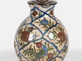 un vase avec un oiseau posé sur une table