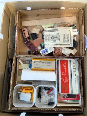 une boîte en carton remplie d'objets hétéroclites sur une table