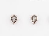 trois paires de boucles d'oreilles à clous en diamant sur fond blanc