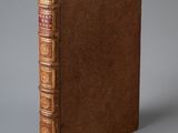 un livre en cuir marron avec des bordures dorées sur la couverture