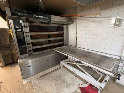 un grand four professionnel dans une cuisine dotée de nombreux plans de travail