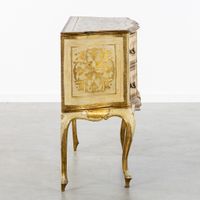 Commode à deux tiroirs, en bois doré et patiné. (photo 5)
