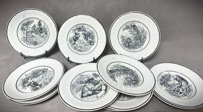 six assiettes ornées de motifs en noir et blanc, posées sur une table