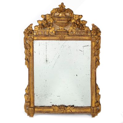 un miroir accroché au mur