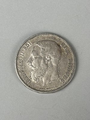 gros plan d'une pièce de monnaie sur une surface blanche