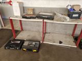 une étagère sur laquelle sont posés de nombreux outils