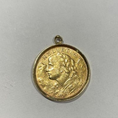 gros plan d'une pièce de monnaie sur une surface blanche