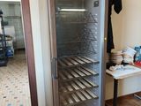 une photo d'un réfrigérateur à porte vitrée dans une cuisine