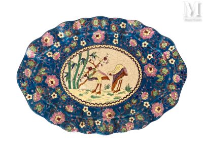 une assiette bleue sur laquelle est représenté un homme et un chien