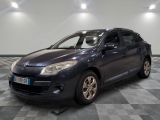 la voiture bleue est garée dans le garage sur le sol en damier