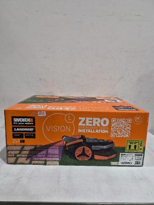 Le carton de la nouvelle tondeuse Zero est posé sur la table.