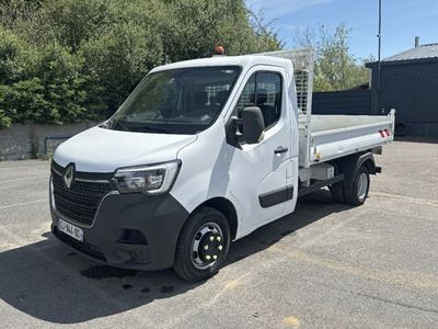 un camion blanc garé dans un parking