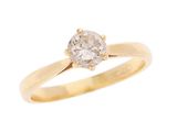 une bague de fiançailles en or jaune sertie d'un diamant
