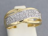 une image d'une bague en or et en diamant sur une surface blanche
