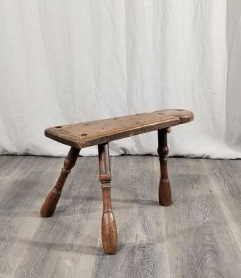 un vieux banc en bois posé sur un parquet en bois dur