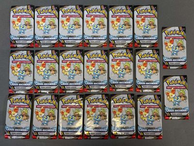 Le jeu de cartes à collectionner Pokémon est exposé sur une table.