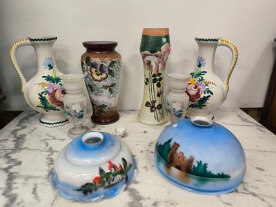 Il y a trois vases sur la table, et l'un d'entre eux est orné d'un ours.
