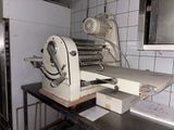 une machine posée sur une table dans une cuisine