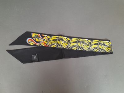 PRADA, MILANO. Twilly en twill de soie à décor de bananes et…