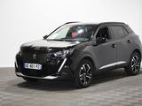 le 4x4 noir est garé sur le sol en damier d'une pièce