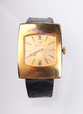 une image d'un gros plan d'une montre-bracelet sur une surface blanche