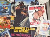 de nombreuses affiches de cinéma jonchent le sol de cette pièce
