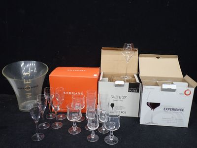 une boîte de verres à vin et un verre à vin posés sur une table