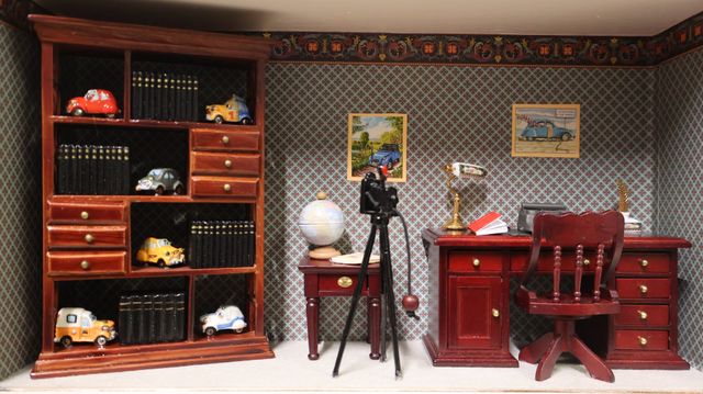 Diorama. Composition miniature, dans une vitrine en bois, vitre e...