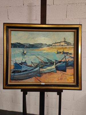 un tableau représentant des bateaux, exposé dans une pièce