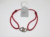 bracelet en fil rouge orné d'une breloque en forme de cœur en argent sur fond blanc