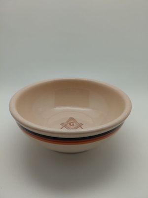 un bol marron orné d'une bande rouge