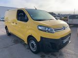 une camionnette jaune garée sur un parking à côté d'autres voitures