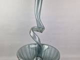un bol en verre orné d'un motif en spirale