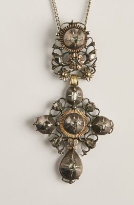 une image montrant un gros plan d'un collier orné d'une horloge