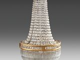 un gros plan d'un lustre surmonté d'une couronne