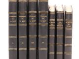 une pile de six livres noirs empilés les uns sur les autres