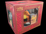 une boîte rouge contenant une figurine de Pokémon