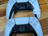 deux manettes de jeux vidéo posées sur un parquet