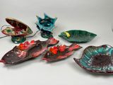 tout un tas de plats décoratifs disposés sur la table