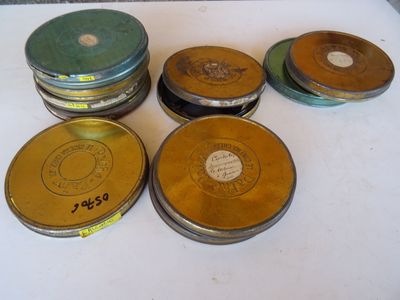 plusieurs boîtes de différentes sortes posées sur une table