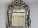 une image représentant un miroir accroché à un mur, avec un rideau en arrière-plan