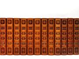 un grand nombre de livres alignés sur une étagère