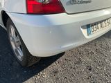 une voiture blanche garée sur le bord de la route