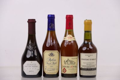 quatre bouteilles de vin sont alignées sur une table