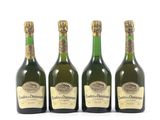 trois bouteilles de champagne posées les unes à côté des autres sur une surface blanche