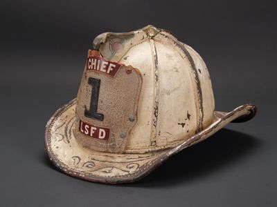 un casque de pompier portant le numéro 1