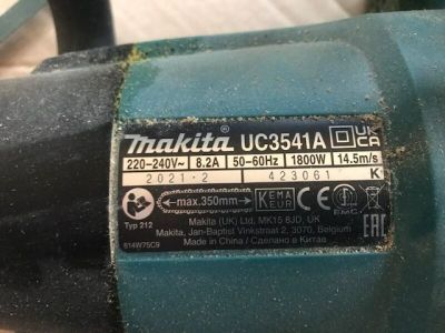 un gros plan d'une machine sur laquelle est apposée une étiquette