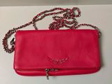 sac à main en cuir rouge avec une bandoulière en chaîne et un oiseau sur le devant