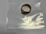 une bague en or dans un sac en plastique posé sur une table