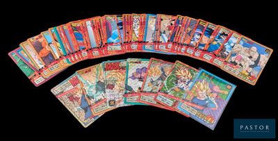 Les cartes à collectionner Dragon Ball sont présentées sur un fond noir
